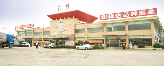 服務(wù)區(qū)停車場(chǎng)監(jiān)控抓拍，小賊偷后視鏡全過(guò)程